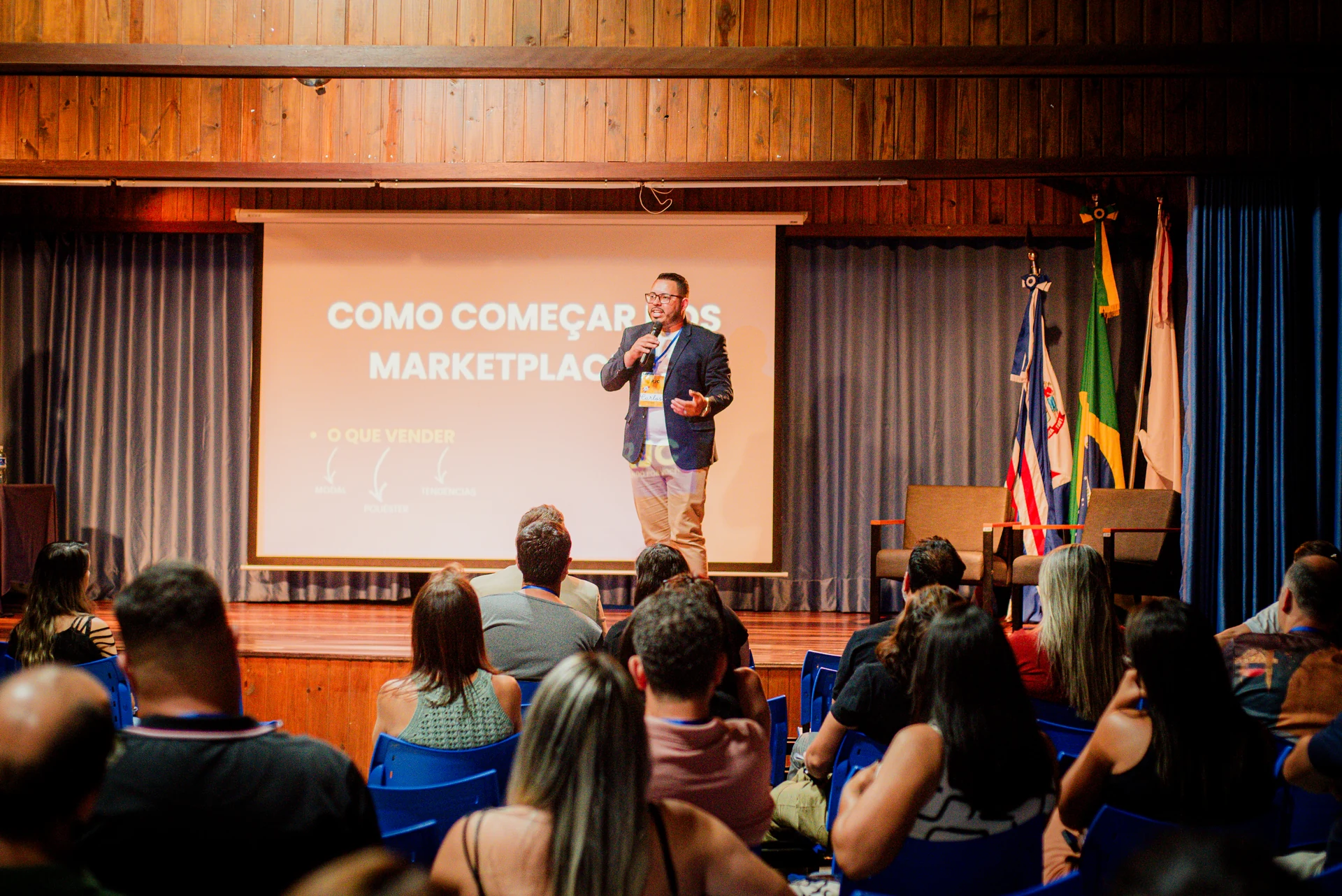 Lucas Santos palestrando para uma plateia durante um evento da RJC